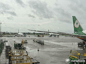 桃機突冒濃煙!航機拖車疑似故障起火?長榮航勤回應了