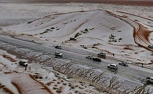 (影)沙烏地阿拉伯驚現罕見雪景！黃沙換銀裳  民眾紛紛出門賞雪