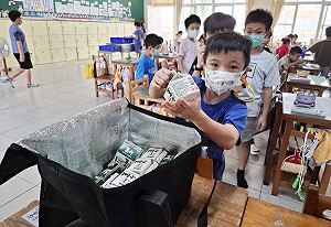 飲食教育不忘環保  高市新上國小推「喝鮮奶口訣九宮格」