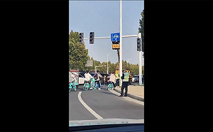 (影) 4女大生夜騎帶動20萬人響應! 連天安門也出現了 中共急調警力驅逐 學校也封閉