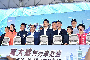 萬大線首班列車抵台今亮相 拚2027通車
