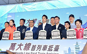 萬大線首班列車抵台今亮相 拚2027通車