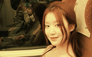 一改保守形象！舒華穿「低胸細肩帶」搭高鐵