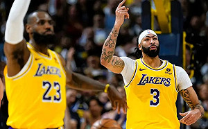 (影)湖人球迷氣炸！暴龍中鋒連續打傷AD、詹皇