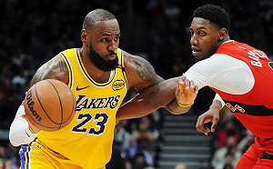 (影)NBA躲避球賽開打？詹皇用球狠砸對手沒犯規