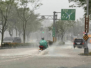 大雨轟炸宜蘭!2高中職進修部今晚停課 福山植物園休園2天/台9、台9丁2路段不排除預警性道路封閉