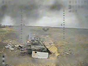 (影) 俄猛攻庫爾斯克遭受巨大損失! 地面滿是坦克、屍體 俄怒炸水庫報復