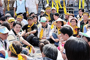 林右昌昔上街頭青澀模樣曝光 賴清德、蔡英文「雙總統」席地而坐護台灣