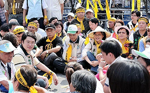 林右昌昔上街頭青澀模樣曝光 賴清德、蔡英文「雙總統」席地而坐護台灣