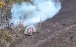 (影) 豹-2、布萊德利戰場發威! 重創俄軍裝甲車 被轟多砲仍能安全撤離