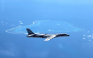 秀肌肉宣示主權！回應菲2海洋新法 解放軍南部戰區黃岩島戰備警巡