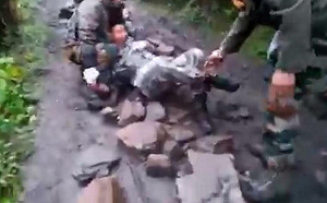 (影)解放軍遭印軍俘虜毆打影片曝!  網譏:難道解放軍從來都只殺中國人?
