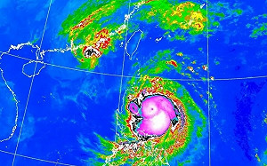 天兔成功「開出針眼」挑戰強颱！ 清晨5點30分海警、預估今晚陸警