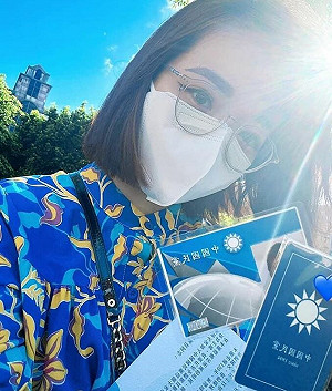 柯粉護理師「喬喬」 張喬瑜曬黨證宣布「正式加入戰鬥藍」 