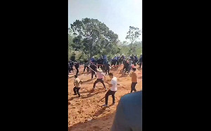 (影) 廣西村民抗暴! 拿長棍鋤頭拚了 與強徵警爆激烈衝突 40多人受傷被捕