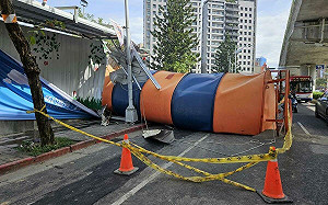 內湖工地水泥塔突倒塌致1騎士受傷 建管處：罰9萬 勒令停工 