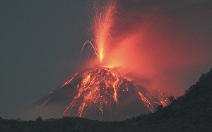 (影) 火山灰噴發9公里！峇里島航班癱瘓 千名旅客滯留 機票喊到7千美元一張