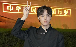 台女在中國天安門比YA借位拍「中華民國萬歲」 遮3字被帶走關3天