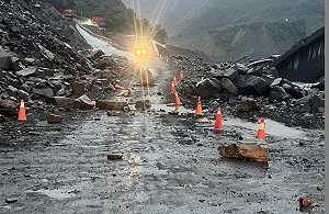 快訊》台20線明霸克露橋河床便道 因邊坡落石道路中斷