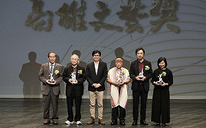 出席高雄文藝獎頒獎典禮  陳其邁笑稱：獲獎比選市長還要難