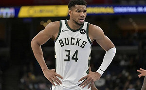 太冤了！字母哥本季首次大三元卻因誤判輸球