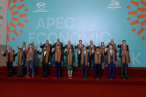 拜登後排靠邊站!APEC峰會合照  習近平搶占C位