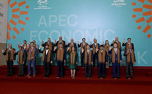 拜登後排靠邊站！APEC峰會合照  習近平搶占C位