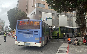 北市公車追撞釀死 夫妻過斑馬線天人永隔 肇事駕駛被問經過稱失憶