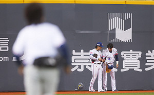 12強陳晨威奮力追球身體無礙 大巨蛋全壘打牆撞出洞