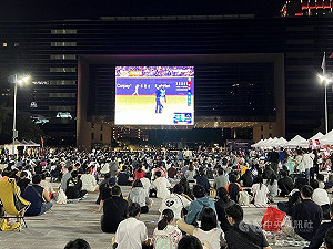12強棒球賽台澳戰 中市府前直播民眾熱情加油