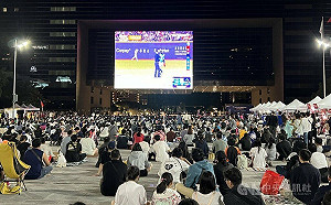 12強棒球賽台澳戰 中市府前直播民眾熱情加油