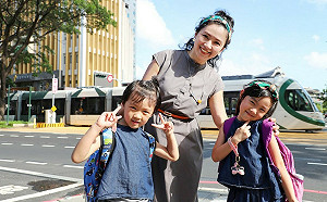 （影）建立人本友善交通環境 高市府邀親子網紅宣導校園周邊路口停讓