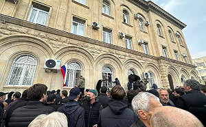 (影) 俄想併吞這2地! 阿布哈茲抗議者佔領市府 包圍議會大樓 要領導人辭職 