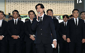 12強賽》帥爆了！台灣隊長陳傑憲西裝現身  名醫驚呼：這是男團偶像吧！