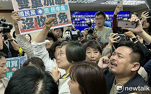 (影)遭王鴻薇控「拉人」 洪申翰貼出「假車禍」影片自清反批造謠 