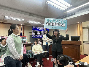 (影) 麥玉珍突舉標語支持連署加嚴 綠籲:別包牌討拍「小草要哭哭了」