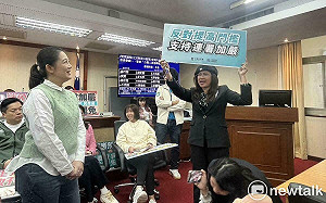 (影) 麥玉珍突舉標語支持連署加嚴 綠籲：別包牌討拍「小草要哭哭了」 