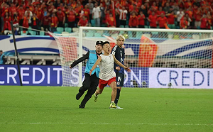 (影) 有漢奸? 中國男足與日比賽 球迷衝入球場搗亂、男穿日球衣遭憤怒群眾包圍