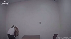 (影) 警局紙糊的?新墨西哥州男子槍殺3家人與狗 偵訊期間竟踢破牆壁逃跑