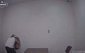 (影) 警局紙糊的？新墨西哥州男子槍殺3家人與狗 偵訊期間竟踢破牆壁逃跑