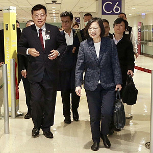 蔡英文啟程前往加拿大 向國際傳達台灣守護民主的信念