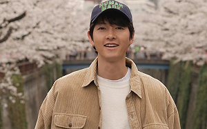 宋仲基升格二寶爸！曬女兒牽手照甜喊：公主健康地誕生了