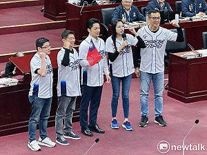 總質詢碰12強複賽「台灣戰美國」 藍議員贈蔣萬安球衣備詢