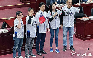 總質詢碰12強複賽「台灣戰美國」 藍議員贈蔣萬安球衣備詢