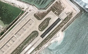 中國積極軍事化南海島嶼! 打造艦載機岸上訓練基地 永興島機場跑道出現阻攔索