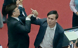 修民防法挨轟「意圖弱化國防」 葉元之：民進黨的國防是學生負責？