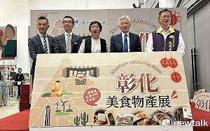 中友百貨「彰化美食物產展」開幕 王惠美親率業者向消費者推銷