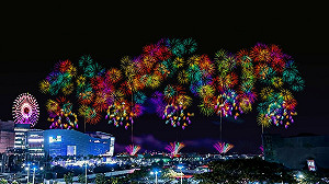 高雄跨年亮點在夢時代  250秒亞灣跨年花火千輪綻放