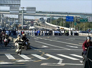 有圖有真相!消息壓不住 中國企業拖欠薪資、員工塞路討錢