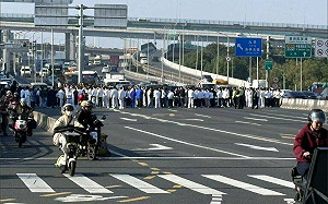 有圖有真相！消息壓不住 中國企業拖欠薪資、員工塞路討錢